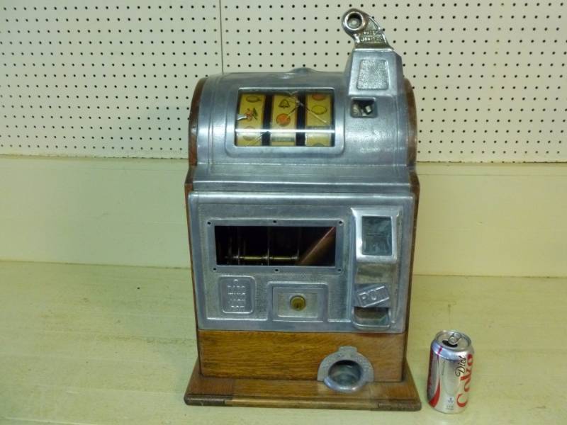 lot 3 image: Antique Slot Machine