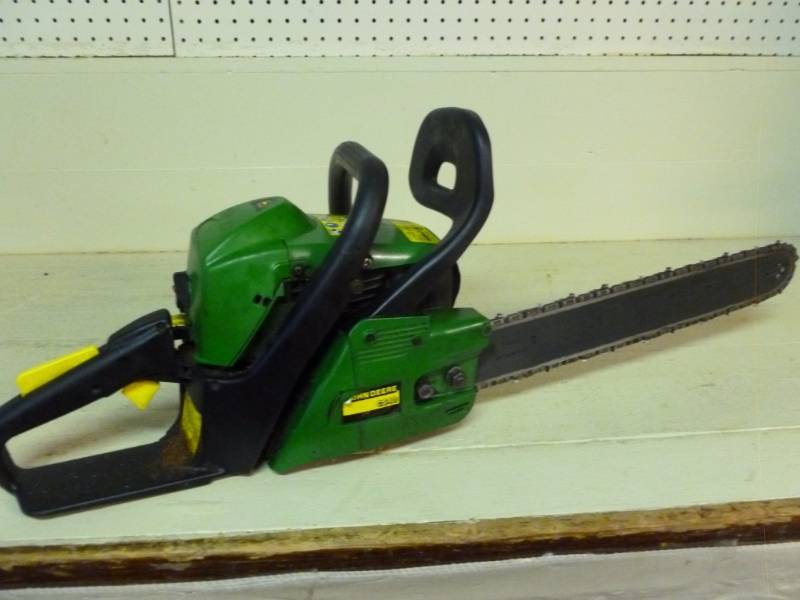 lot 9 image: John Deere Chain Saw