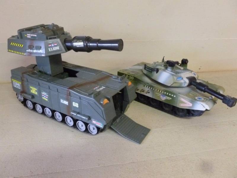 lot 132 image: Army Toys