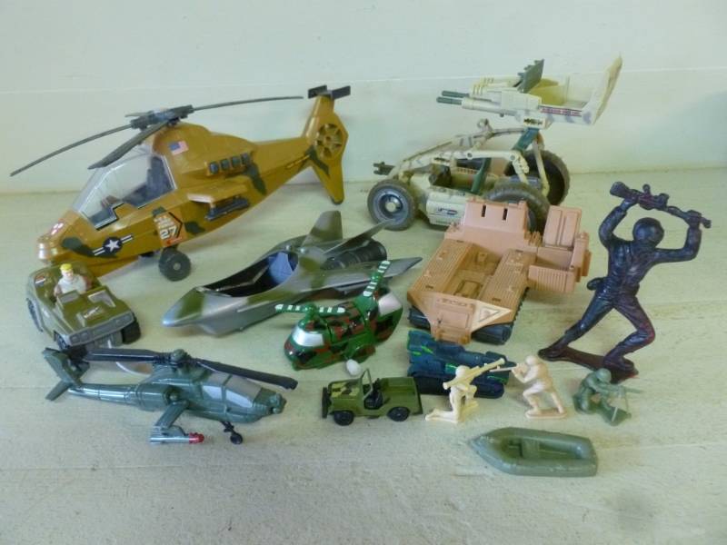 lot 134 image: Army Toys