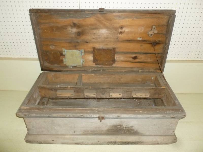 lot 201 image: Vintage Carpenters Box