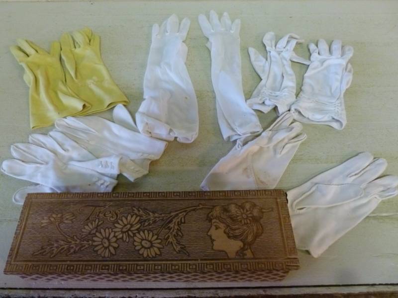 lot 223 image: Vintage Ladies Gloves