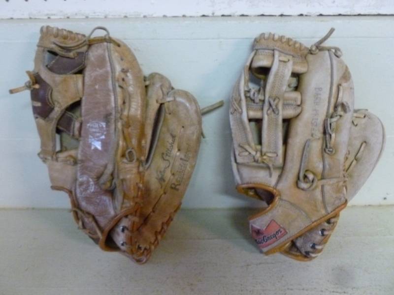 lot 267 image: Baseball Gloves