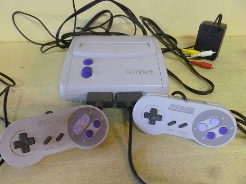 lot 289 image: Super Nintendo Game Console