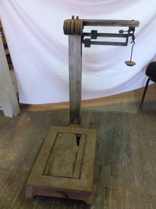 lot 357 image: Antique Platform Scale