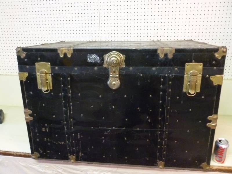 lot 360 image: Vintage Trunk