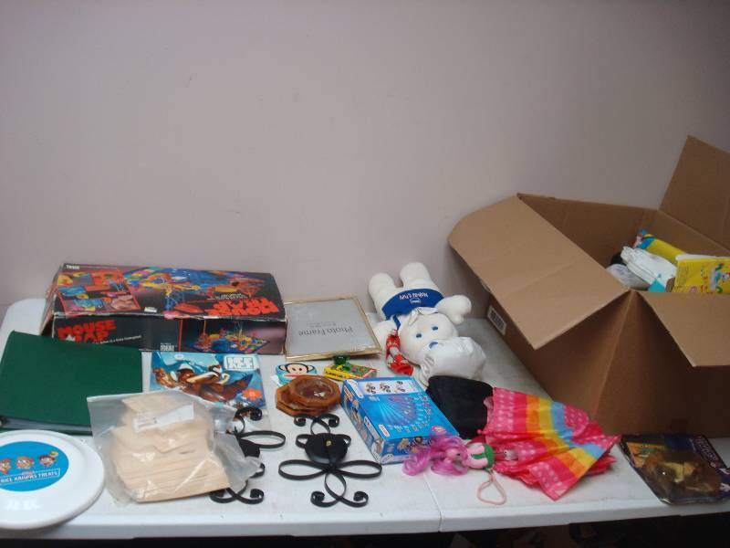lot 17 image: Box With Some Mixed Items