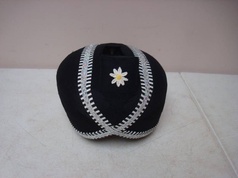 lot 21 image: Foreign Head Dress