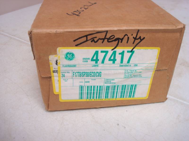 lot 34 image: Box Filled With New Fluorescent Light Bulbs