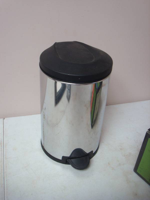 lot 40 image: Small Foot Pedal Trash Can