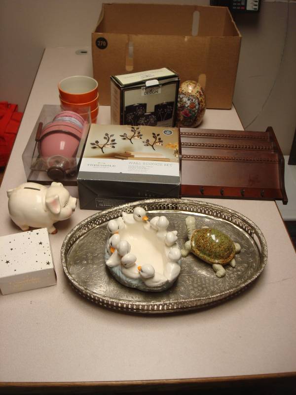 lot 92 image: Box Filled With Decor Items