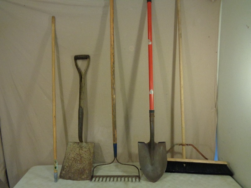 lot 99 image: Long Handle Tools