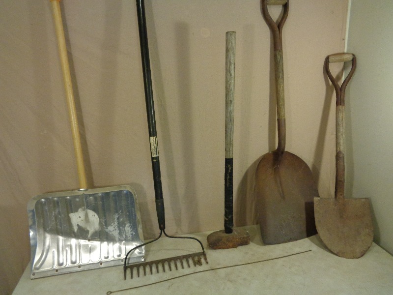 lot 100 image: Long Handle Tools