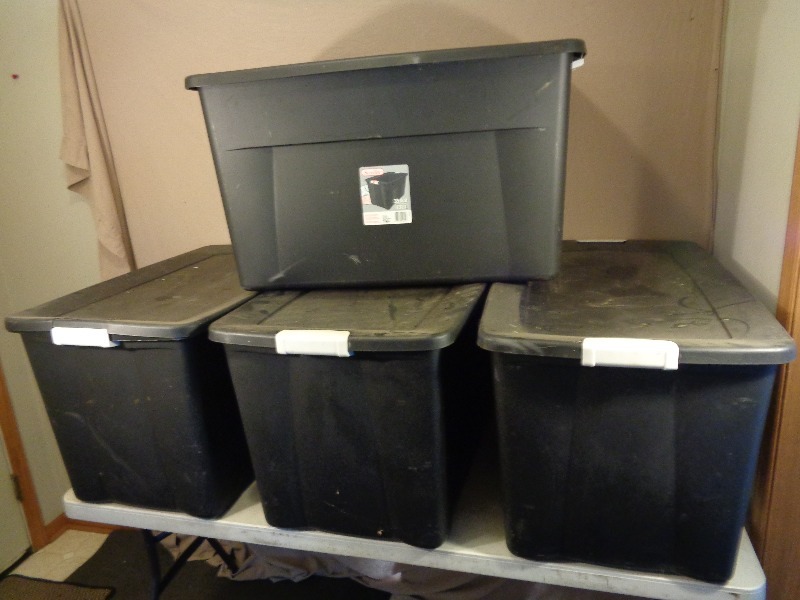 lot 107 image: 4 Matching Totes with Lids