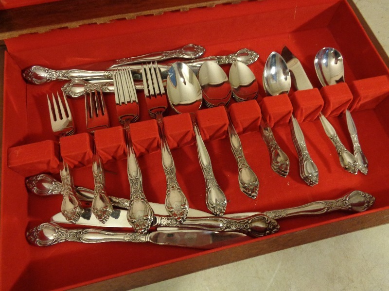 lot 111 image: Miracle Maid Silverware in Case