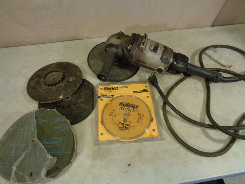 lot 135 image: Black and Decker 7 Grinder with Discs