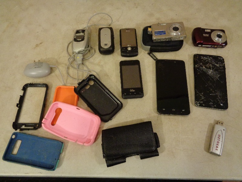 lot 170 image: Cellphones, Cameras, and More