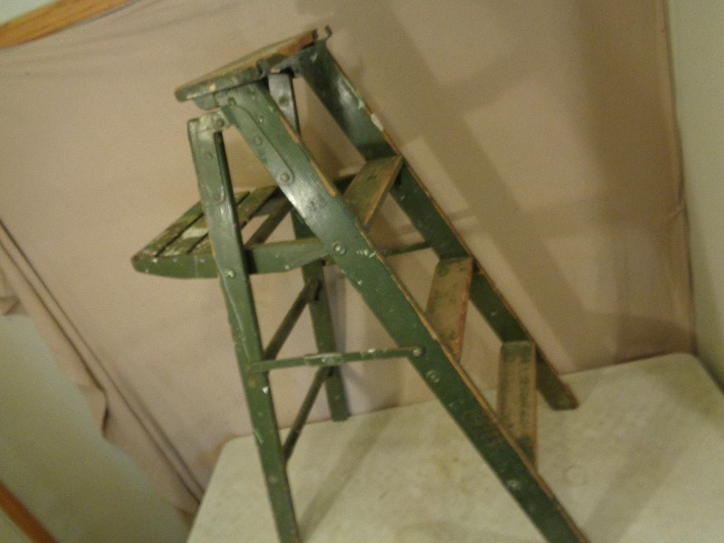 lot 194 image: Old Wood Step Ladder