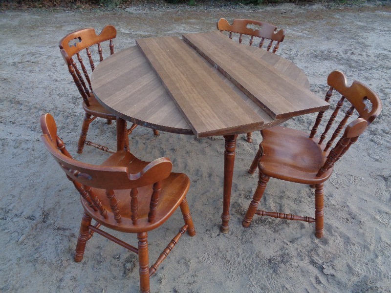 lot 11 image: Table and Chairs