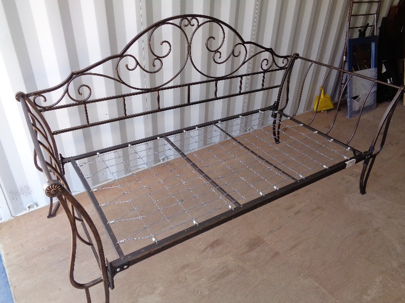 lot 19 image: Metal Day Bed