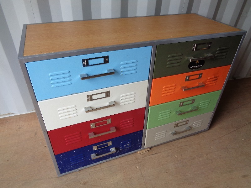 lot 26 image: 8 Drawer Dresser