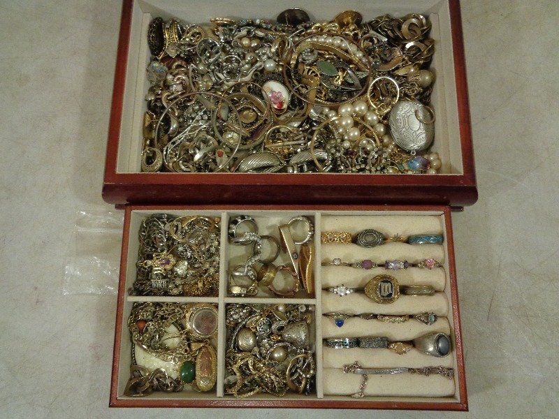 lot 1 image: Jewelry Box with Jewelry
