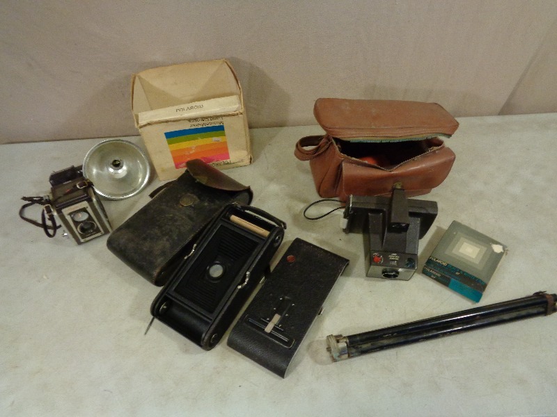 lot 64 image: Vintage Cameras