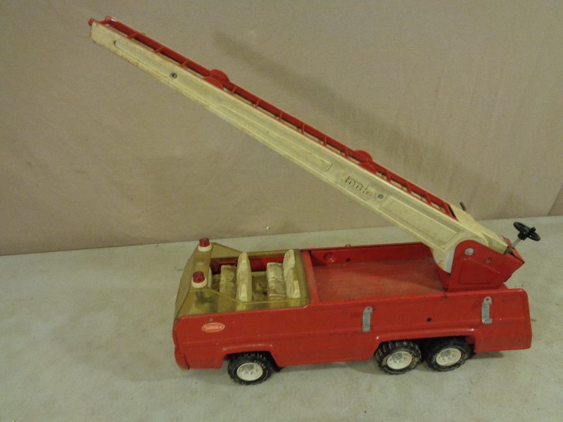 lot 67 image: Old Metal Red Tonka Fire Engine