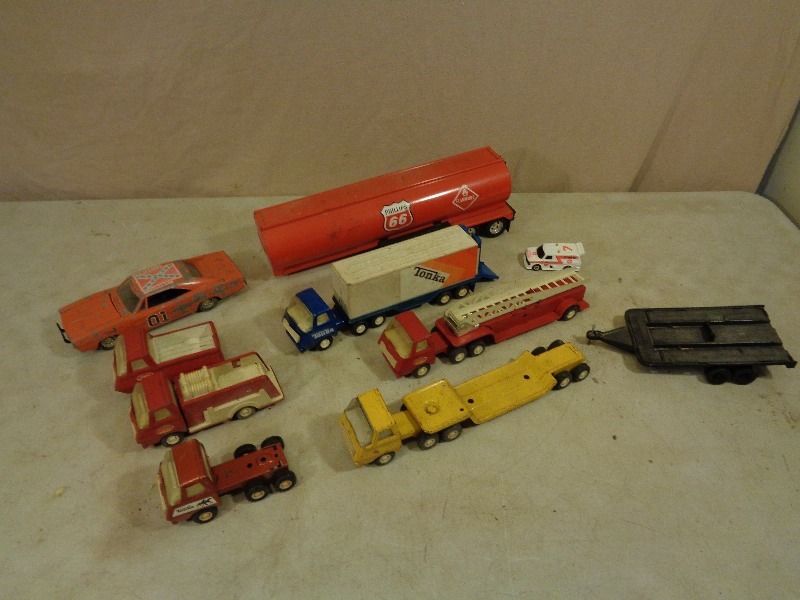lot 68 image: 6 Old Metal Tonka Trucks and 2 Metal ERTL Cars