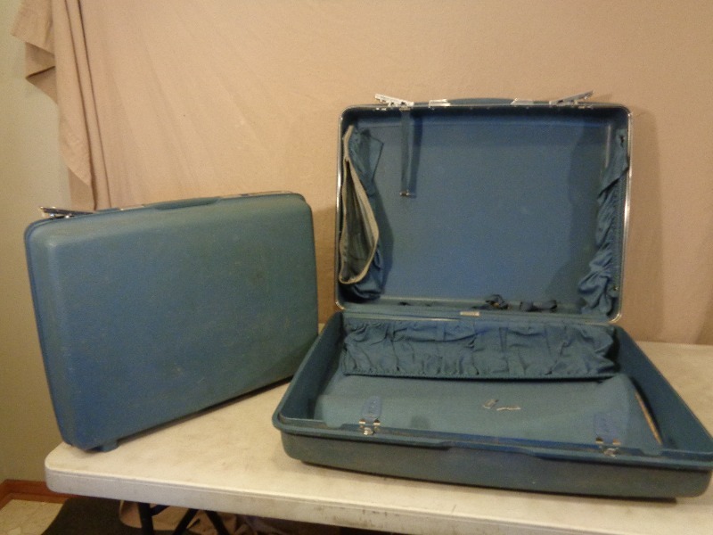 lot 212 image: Vinatage Samsonite Hard Sided Luggage Set with Keys
