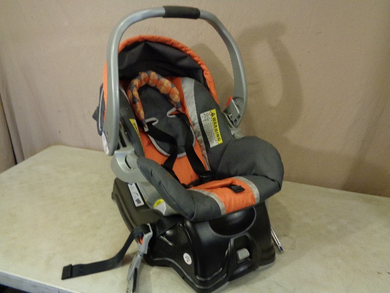 lot 215 image: Babytrend Carseat with Base