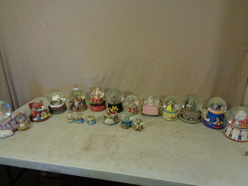 lot 216 image: Collectible Snowglobes