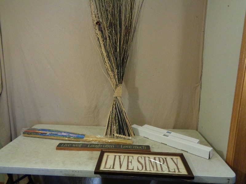 lot 224 image: Household Decor