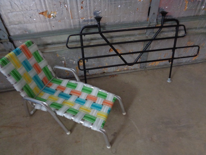 lot 252 image: Kids Lawn Chair and Vehicle Divider