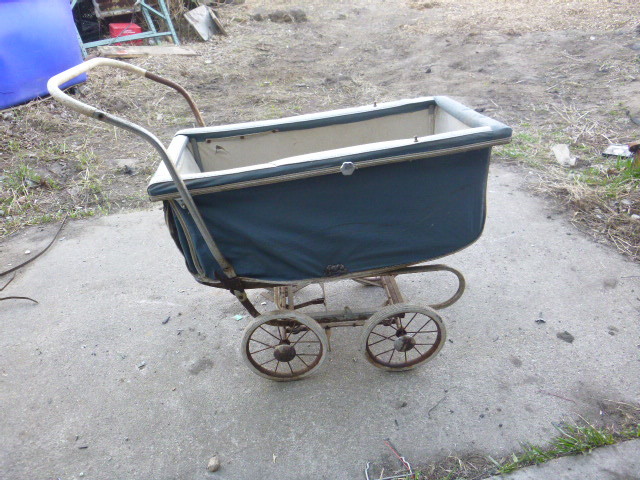 lot 6 image: Vintage Baby Buggy