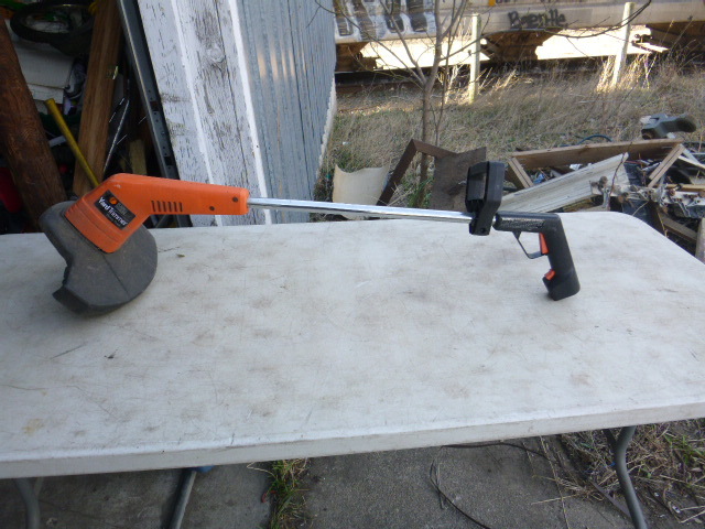 lot 7 image: Black & Decker Yard Trimmer