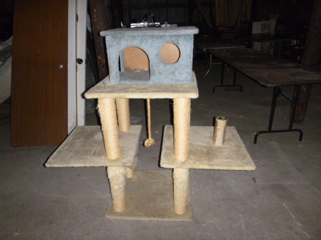 lot 12 image: Cat Play House