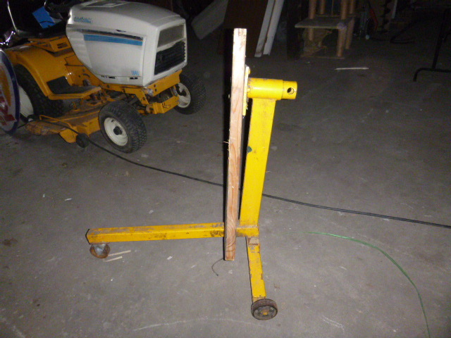 lot 19 image: Motor Stand