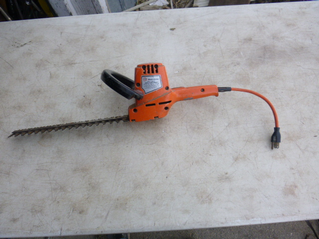 lot 29 image: Black & Decker Hedge Trimmer