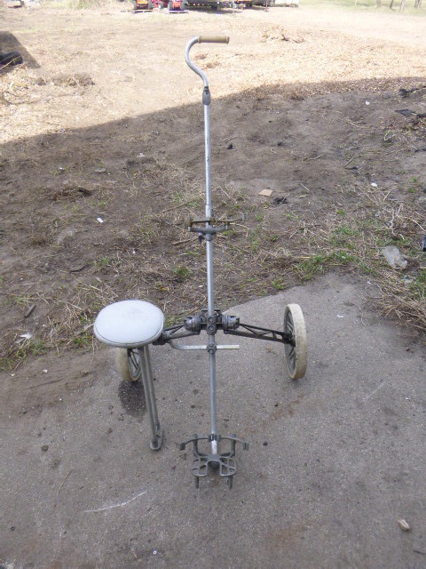 lot 33 image: Pull Golf Cart