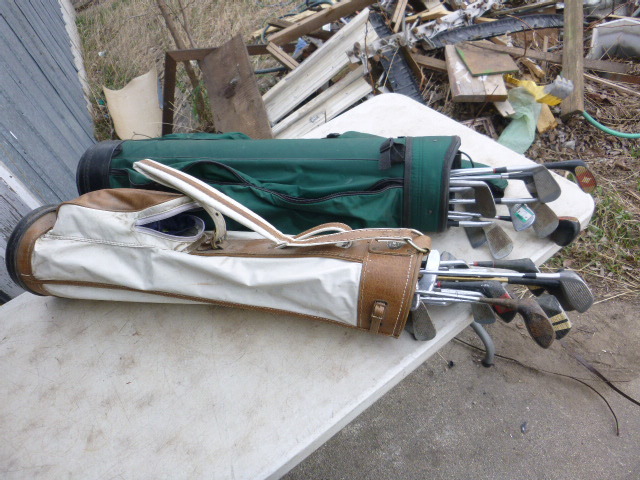 lot 37 image: 2 Golf Bags with Clubs