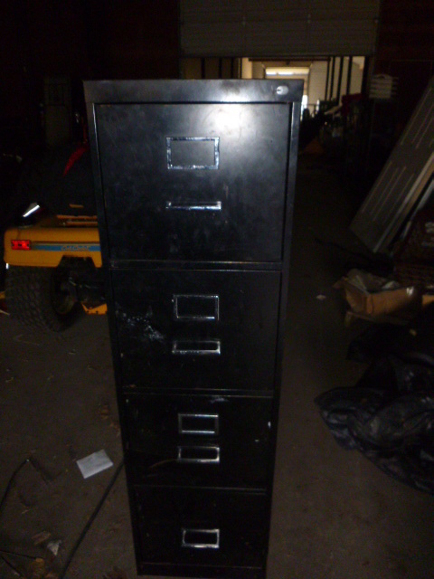lot 40 image: 4 Drawer File Cabinet