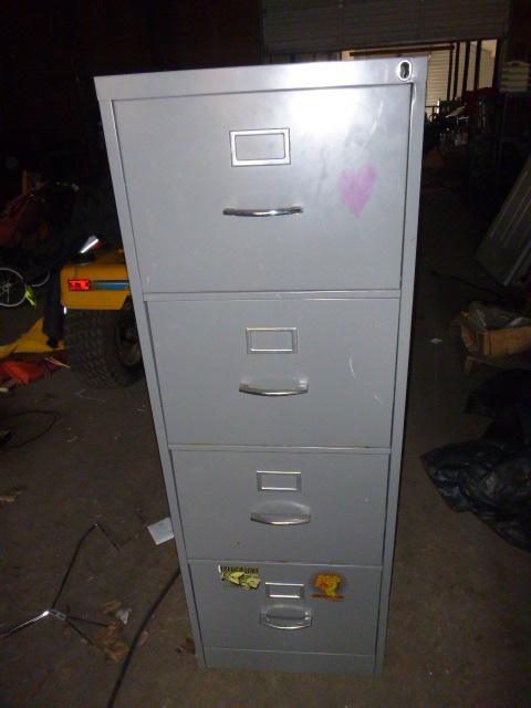 lot 41 image: 4 Drawer File Cabinet