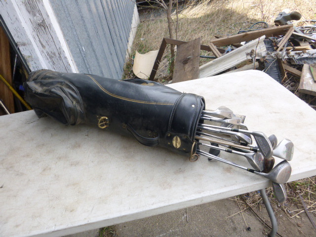 lot 44 image: Golf Bag with Clubs