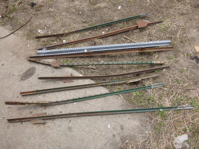 lot 51 image: Miscellaneous Fence Posts