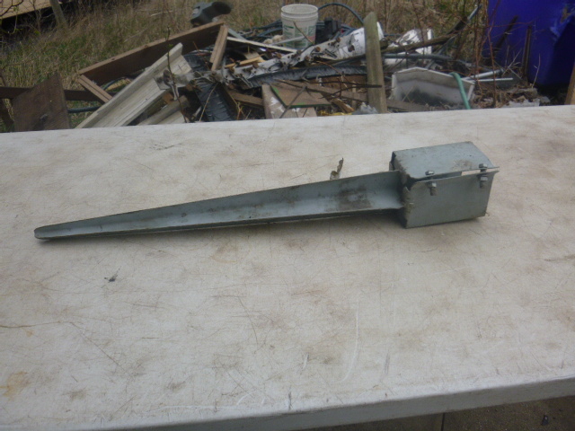 lot 85 image: 24 Mailbox Post Holder