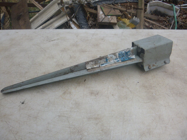 lot 86 image: 24 Mailbox Post Holder