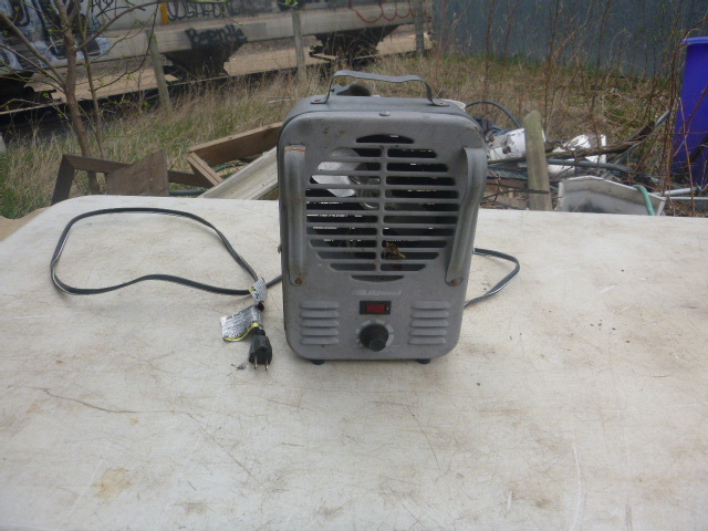 lot 90 image: Lakewood Small Electric Heater