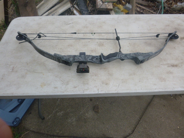 lot 93 image: Legend Magnum Compound Bow