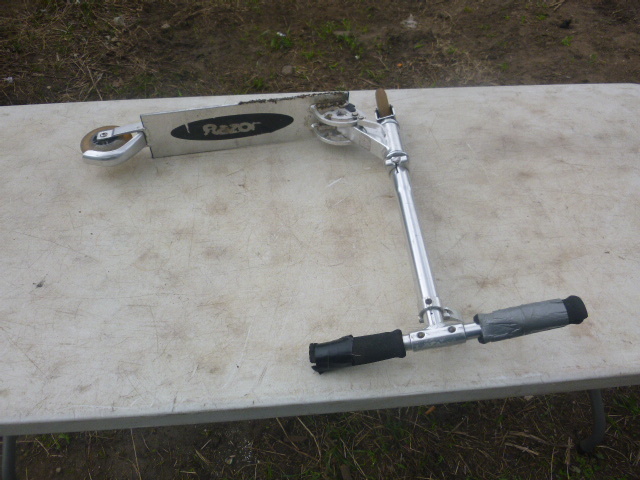 lot 99 image: Razor Scooter